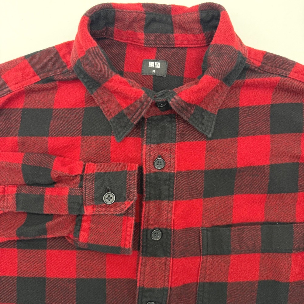 Uniqlo Flannel Shirt Men M Red Black Buffalo Plaid Button Down 331-470187 Pocket